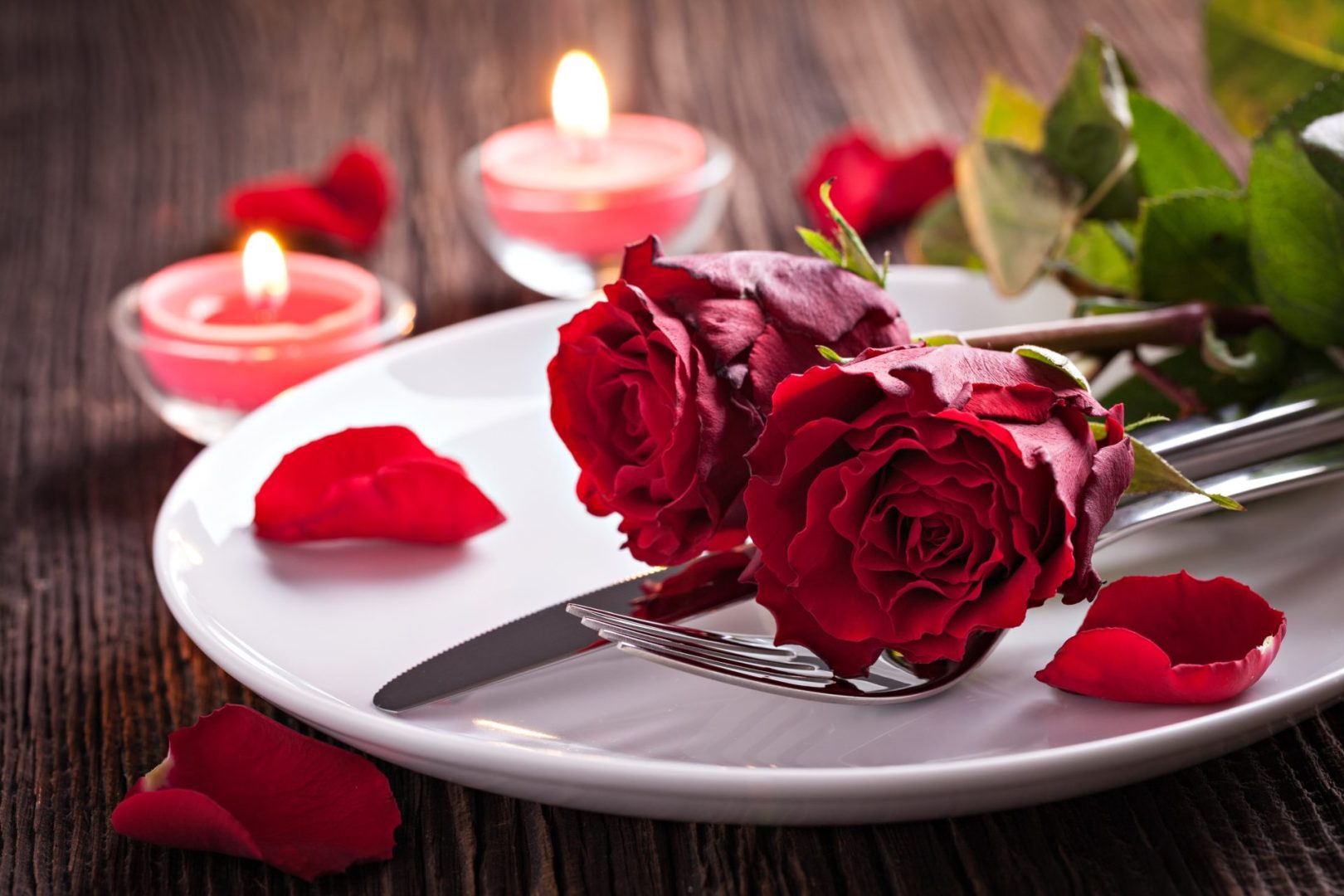 Valentines Day Dining, Roses on a dinner plate at Holiday Inn Southend